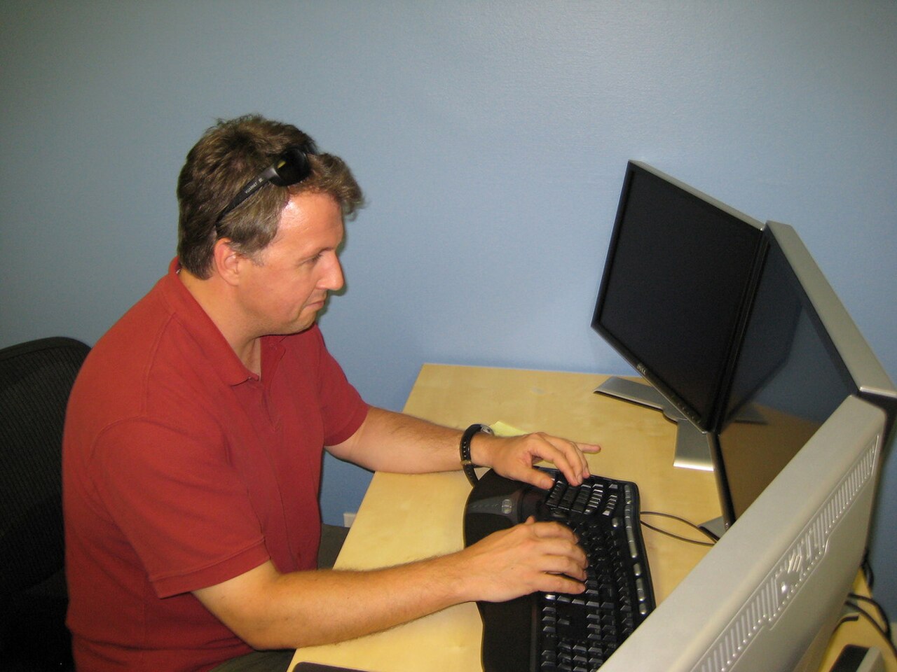 Paul Graham đang làm việc với máy tính.